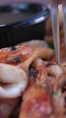 Haşlanmış kalamar ve soya sosu. Mürekkep balığını sosa batır.