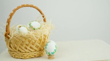 Paskalya yumurtaları renkli el yapımı süslemeli paskalya yumurtalarını beyaz arka plan kesim dosyasına boyamış. Kalıp ve çiçek seti. Çok farklı tasarım. Sanat tasarımı için model şablonu