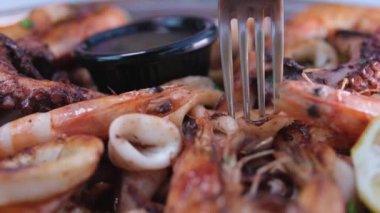 Haşlanmış kalamar ve soya sosu. Mürekkep balığını sosa batır.