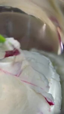 Şekerlemeler, pişirme ve pişirme konsepti. Evdeki mutfakta pasta yapan kadın. Bento keki yapma süreci. Elinde kremalı ahudududulu kek tutan kadın.