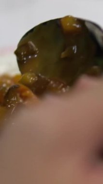 Şekerlemeler, pişirme ve pişirme konsepti. Evdeki mutfakta pasta yapan kadın. Bento keki yapma süreci. Elinde kremalı ahudududulu kek tutan kadın.