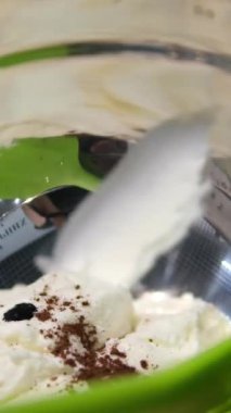 Şekerlemeler, pişirme ve pişirme konsepti. Evdeki mutfakta pasta yapan kadın. Bento keki yapma süreci. Elinde kremalı ahudududulu kek tutan kadın.