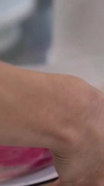 Şekerlemeler, pişirme ve pişirme konsepti. Evdeki mutfakta pasta yapan kadın. Bento keki yapma süreci. Elinde kremalı ahudududulu kek tutan kadın.