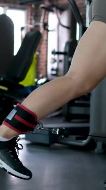 Kızıl saçlı kız kilo vermek için egzersiz yapıyor. Dört ayak üstünde dururken bacaklarını geriye doğru salla. Sağlıklı bir yaşam tarzı. Ev egzersizleri. Bacağını geriye at.