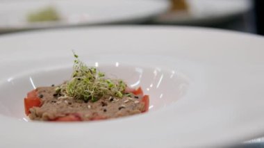 Adım adım pişirme işlemi avokado limon suyu ton balığını kendi meyve suyunda içerir. Avokadoyu tuz ve limon suyu TIMBALE SALAD ile çatalla ezer.