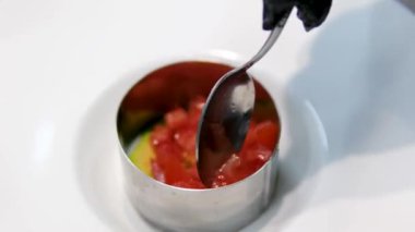 Adım adım pişirme işlemi avokado limon suyu ton balığını kendi meyve suyunda içerir. Avokadoyu tuz ve limon suyu TIMBALE SALAD ile çatalla ezer.