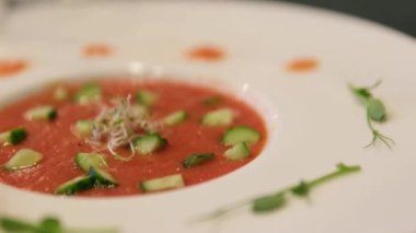 Biber ve sarımsaklı soğuk domates çorbası, İspanyol geleneksel mutfağı, aşçı yemeği. Aşama aşama pişirme süreci