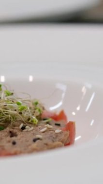 Adım adım pişirme işlemi avokado limon suyu ton balığını kendi meyve suyunda içerir. Avokadoyu tuz ve limon suyu TIMBALE SALAD ile çatalla ezer.