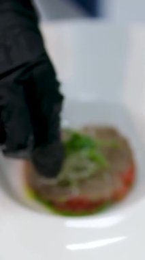 Adım adım pişirme işlemi avokado limon suyu ton balığını kendi meyve suyunda içerir. Avokadoyu tuz ve limon suyu TIMBALE SALAD ile çatalla ezer.