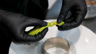Adım adım pişirme işlemi avokado limon suyu ton balığını kendi meyve suyunda içerir. Avokadoyu tuz ve limon suyu TIMBALE SALAD ile çatalla ezer.