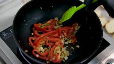 Paella geleneksel İspanyol yemekleri. İnsan kızartma tavasından tabağa deniz mahsulü paella koyar. Midyeli paella, Kral karidesleri, langoustine ve mürekkep balıklarıyla. Paella pişiren kişi. Akşam yemeği. 4K