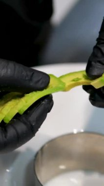 Adım adım pişirme işlemi avokado limon suyu ton balığını kendi meyve suyunda içerir. Avokadoyu tuz ve limon suyu TIMBALE SALAD ile çatalla ezer.
