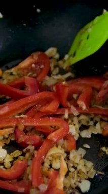 Paella geleneksel İspanyol yemekleri. İnsan kızartma tavasından tabağa deniz mahsulü paella koyar. Midyeli paella, Kral karidesleri, langoustine ve mürekkep balıklarıyla. Paella pişiren kişi. Akşam yemeği. 4K