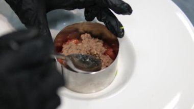 Adım adım pişirme işlemi avokado limon suyu ton balığını kendi meyve suyunda içerir. Avokadoyu tuz ve limon suyu TIMBALE SALAD ile çatalla ezer.