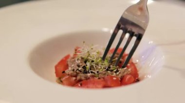 Adım adım pişirme işlemi avokado limon suyu ton balığını kendi meyve suyunda içerir. Avokadoyu tuz ve limon suyu TIMBALE SALAD ile çatalla ezer.