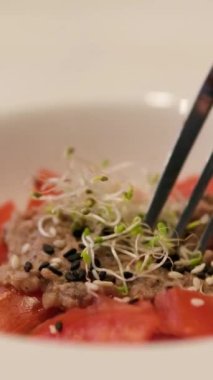 Adım adım pişirme işlemi avokado limon suyu ton balığını kendi meyve suyunda içerir. Avokadoyu tuz ve limon suyu TIMBALE SALAD ile çatalla ezer.