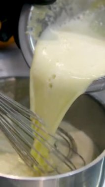 Vanilya kremalı, üstünde yanmış şeker, tatlı. Katalan tarzında creme brulee