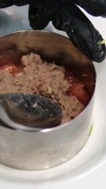 Adım adım pişirme işlemi avokado limon suyu ton balığını kendi meyve suyunda içerir. Avokadoyu tuz ve limon suyu TIMBALE SALAD ile çatalla ezer.