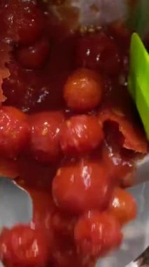 Biber ve sarımsaklı soğuk domates çorbası, İspanyol geleneksel mutfağı, aşçı yemeği. Aşama aşama pişirme süreci