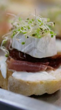 Yemek pişirme süreci. Jambonlu tost, prosciutto crudo, haon, geleneksel İtalyan pandispanyası. Ekmekli, krem peynirli, zeytinli lezzetli atıştırmalıklar. Sağlıklı yemek, şarap için aperatif, bruschetta.