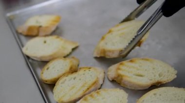 Yemek pişirme süreci. Jambonlu tost, prosciutto crudo, haon, geleneksel İtalyan pandispanyası. Ekmekli, krem peynirli, zeytinli lezzetli atıştırmalıklar. Sağlıklı yemek, şarap için aperatif, bruschetta.
