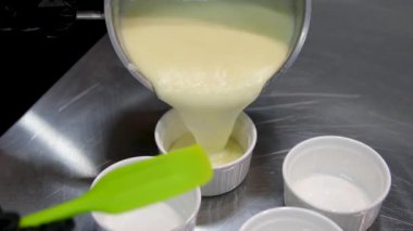 Vanilya kremalı, üstünde yanmış şeker, tatlı. Katalan tarzında creme brulee