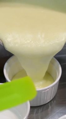 Vanilya kremalı, üstünde yanmış şeker, tatlı. Katalan tarzında creme brulee