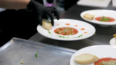 Biber ve sarımsaklı soğuk domates çorbası, İspanyol geleneksel mutfağı, aşçı yemeği. Aşama aşama pişirme süreci