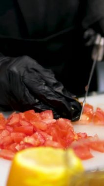 Adım adım pişirme işlemi avokado limon suyu ton balığını kendi meyve suyunda içerir. Avokadoyu tuz ve limon suyu TIMBALE SALAD ile çatalla ezer.