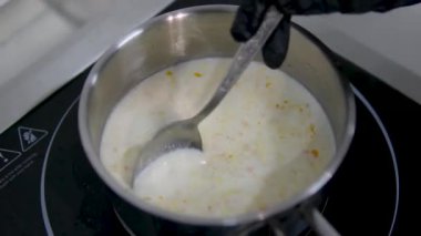 Vanilya kremalı, üstünde yanmış şeker, tatlı. Katalan tarzında creme brulee