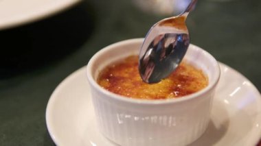 Vanilya kremalı, üstünde yanmış şeker, tatlı. Katalan tarzında creme brulee