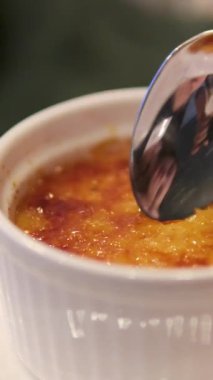Vanilya kremalı, üstünde yanmış şeker, tatlı. Katalan tarzında creme brulee