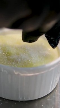 Vanilya kremalı, üstünde yanmış şeker, tatlı. Katalan tarzında creme brulee