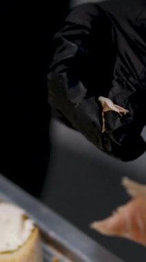 Yemek pişirme süreci. Jambonlu tost, prosciutto crudo, haon, geleneksel İtalyan pandispanyası. Ekmekli, krem peynirli, zeytinli lezzetli atıştırmalıklar. Sağlıklı yemek, şarap için aperatif, bruschetta.