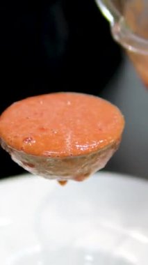 Biber ve sarımsaklı soğuk domates çorbası, İspanyol geleneksel mutfağı, aşçı yemeği. Aşama aşama pişirme süreci