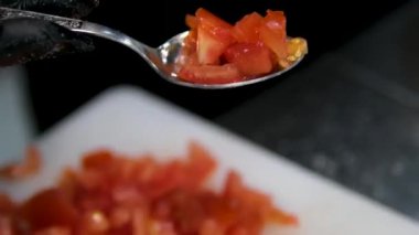 Adım adım pişirme işlemi avokado limon suyu ton balığını kendi meyve suyunda içerir. Avokadoyu tuz ve limon suyu TIMBALE SALAD ile çatalla ezer.