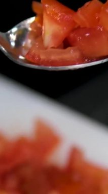 Adım adım pişirme işlemi avokado limon suyu ton balığını kendi meyve suyunda içerir. Avokadoyu tuz ve limon suyu TIMBALE SALAD ile çatalla ezer.
