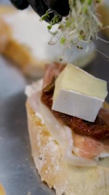 Yemek pişirme süreci. Jambonlu tost, prosciutto crudo, haon, geleneksel İtalyan pandispanyası. Ekmekli, krem peynirli, zeytinli lezzetli atıştırmalıklar. Sağlıklı yemek, şarap için aperatif, bruschetta.