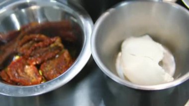 Yemek pişirme süreci. Jambonlu tost, prosciutto crudo, haon, geleneksel İtalyan pandispanyası. Ekmekli, krem peynirli, zeytinli lezzetli atıştırmalıklar. Sağlıklı yemek, şarap için aperatif, bruschetta.