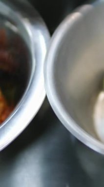 Yemek pişirme süreci. Jambonlu tost, prosciutto crudo, haon, geleneksel İtalyan pandispanyası. Ekmekli, krem peynirli, zeytinli lezzetli atıştırmalıklar. Sağlıklı yemek, şarap için aperatif, bruschetta.