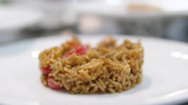 Paella geleneksel İspanyol yemekleri. İnsan kızartma tavasından tabağa deniz mahsulü paella koyar. Midyeli paella, Kral karidesleri, langoustine ve mürekkep balıklarıyla. Paella pişiren kişi. Akşam yemeği. 4K