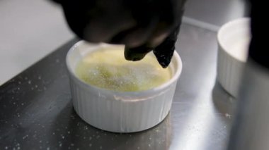 Vanilya kremalı, üstünde yanmış şeker, tatlı. Katalan tarzında creme brulee