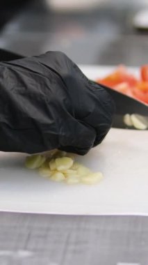 Biber ve sarımsaklı soğuk domates çorbası, İspanyol geleneksel mutfağı, aşçı yemeği. Aşama aşama pişirme süreci