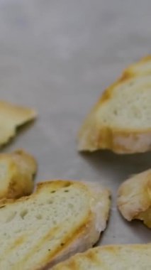 Yemek pişirme süreci. Jambonlu tost, prosciutto crudo, haon, geleneksel İtalyan pandispanyası. Ekmekli, krem peynirli, zeytinli lezzetli atıştırmalıklar. Sağlıklı yemek, şarap için aperatif, bruschetta.