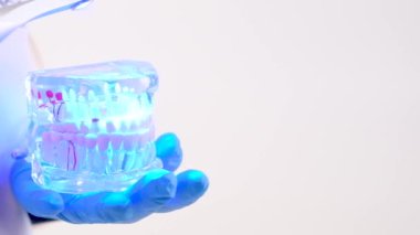 Diş Hekimi Bir Fotopolimer Lamba ile Parantez Fixes. Yakın Çekim 