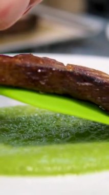 Soslu kırmızı balık eti hazırlama süreci. Kırmızı balıklı biftek. Balık yemeği. Restoran konsepti. Şef mutfakta somon bifteği pişiriyor.