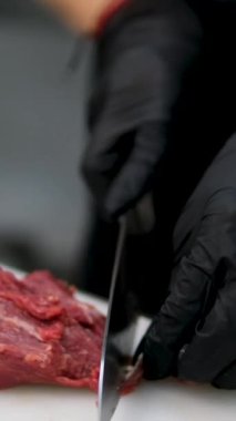 Mangalda pişmiş ızgara ızgara ızgarada ateşte pişmiş biftek ve dumanla. Sığır filetosu pişirme işlemi