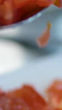 Domates doğrama. Bir bıçakla domatesleri küçük parçalara ayırmak. Vejetaryen yemeği hazırlıyorum. Salata için domates dilimliyorum. Kırmızı domatesleri bıçakla doğramak.