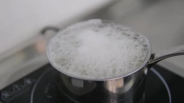 Kaynar su akıyor. Pilav kaçışı. Tencerede pilav pişir.