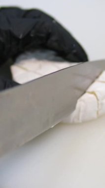 Ahşap tahtada peyniri dilimleyen kadın. Gurme aperatifleri ya da atıştırmalıklar. Peynir tabağı hazırlanıyor. Brie peynirini dilimle